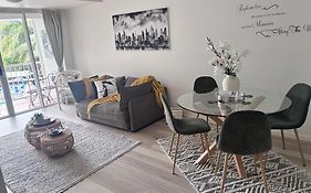 Broadbeach - Shop, Dine & Unwind